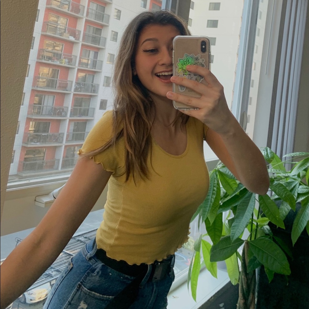 Mustard yellow t-shirt 💛